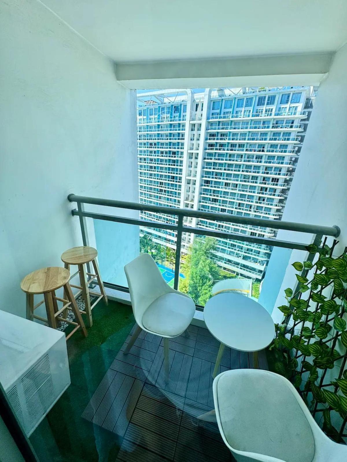 Beach Front Living In The Heart Of The City, Azure Residences Manila Exterior photo